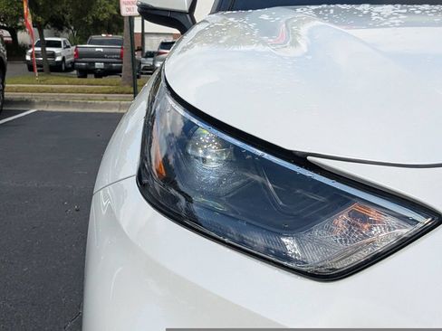 Used 2022 Toyota Highlander XLE FWD image 11