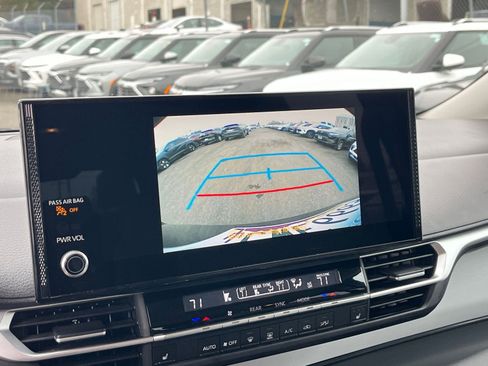 Used 2025 Toyota Sienna XLE image 17