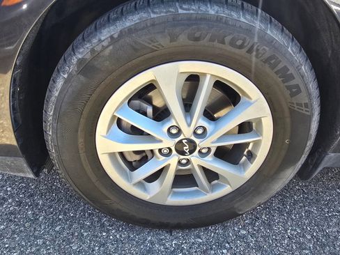 Used 2022 Kia Carnival LX FWD image 9