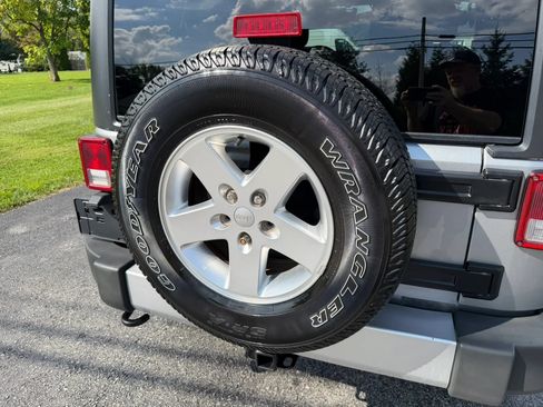 Used 2015 Jeep Wrangler Sport w/ Quick Order Package 23S AWD/4WD image 41