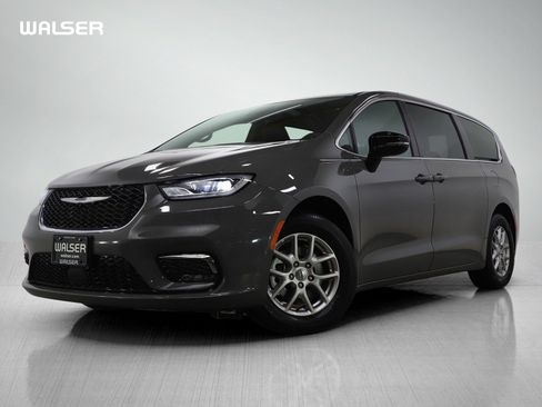 Used 2025 Chrysler Pacifica Select image 1