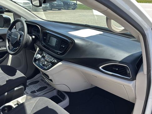 Used 2017 Chrysler Pacifica LX FWD image 24
