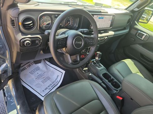 Used 2025 Jeep Gladiator Mojave AWD/4WD image 12