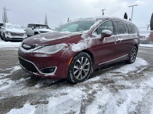 Used 2019 Chrysler Pacifica Limited w/ Tire & Wheel Group image 1