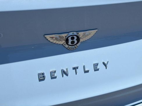 Used 2023 Bentley Bentayga Plug-In Hybrid AWD/4WD image 27