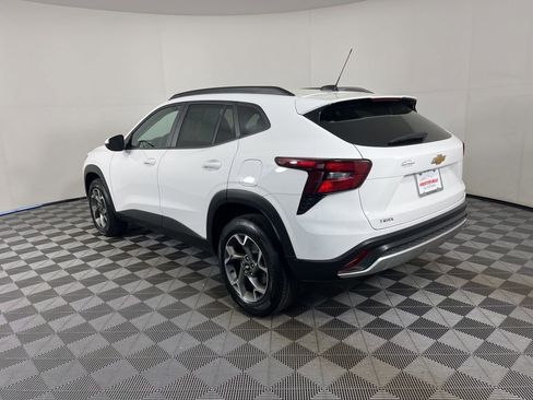 Certified 2025 Chevrolet Trax LT FWD image 13