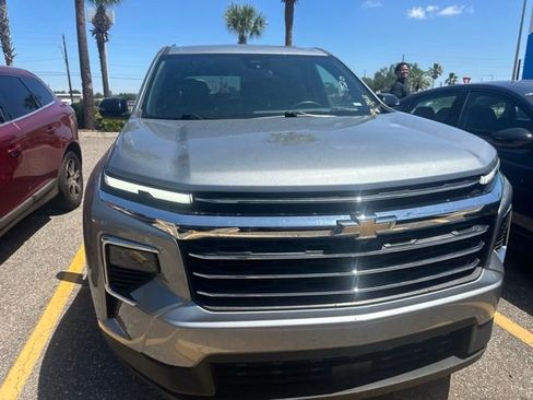 Used 2025 Chevrolet Traverse LT FWD image 3