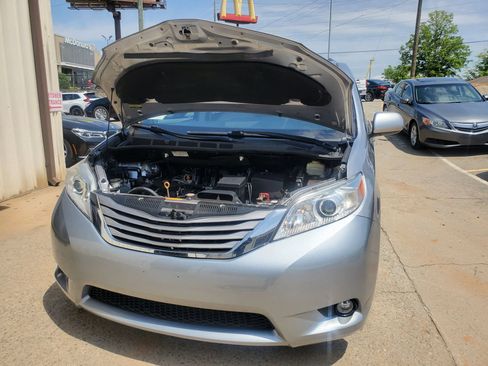 Used 2017 Toyota Sienna XLE w/ XLE Navigation Package FWD image 63
