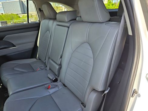 Used 2023 Toyota Highlander XLE AWD/4WD image 18