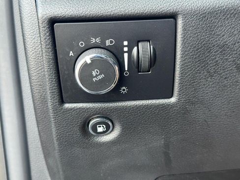 Used 2018 Jeep Grand Cherokee Laredo AWD/4WD image 26