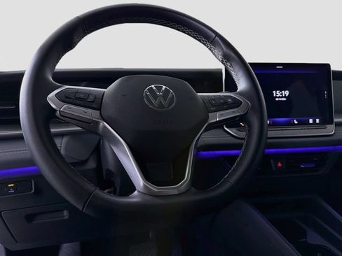 Used 2025 Volkswagen Tiguan SE FWD image 12