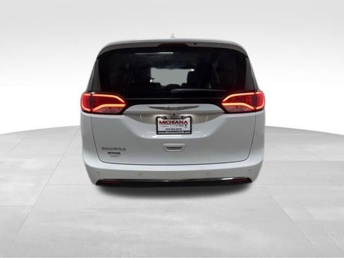 Used 2017 Chrysler Pacifica Touring-L image 8
