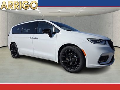 New 2026 Chrysler Pacifica Limited w/ S Appearance Package