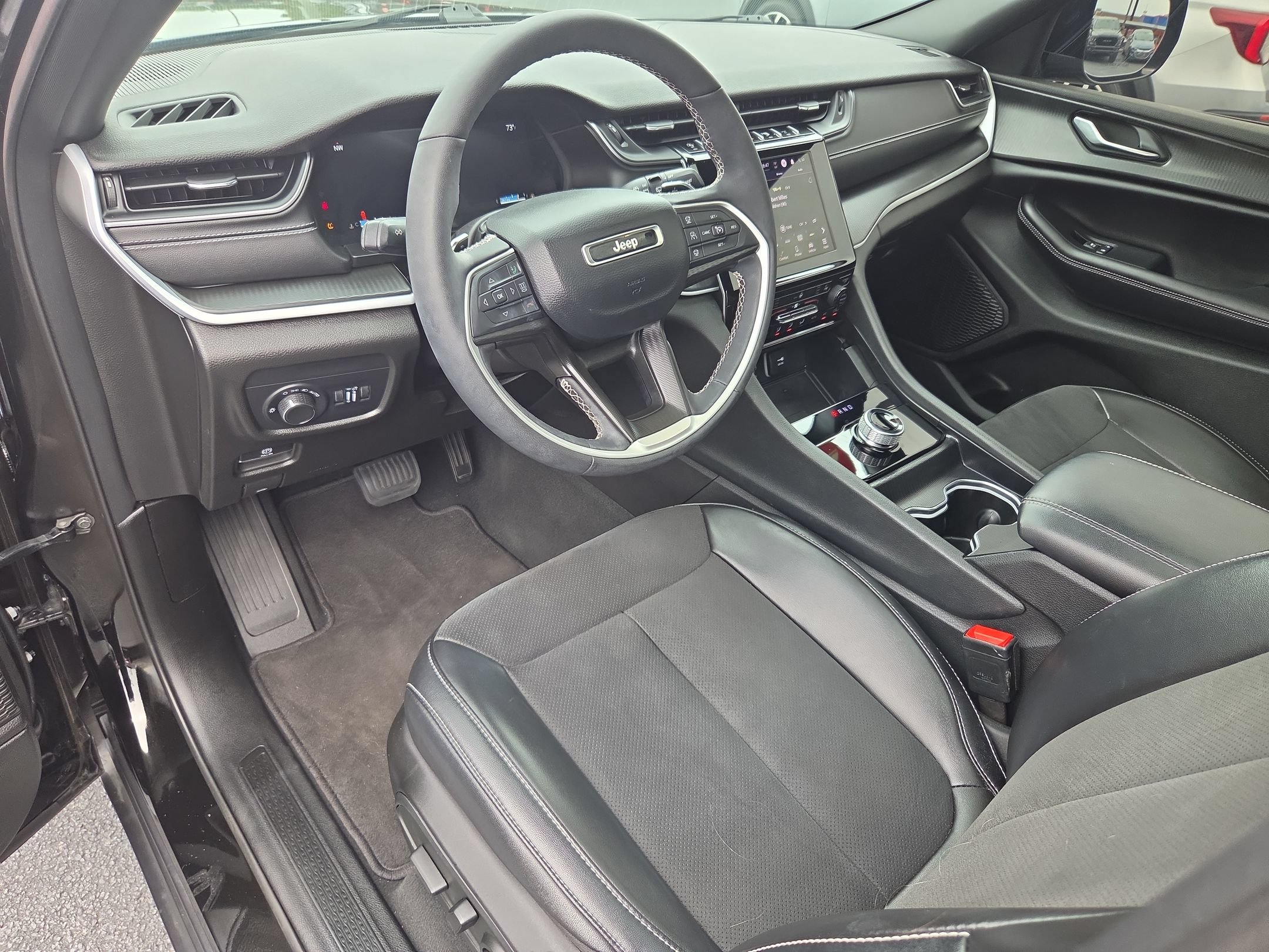 Used 2024 Jeep Grand Cherokee L Altitude RWD image 12