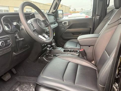 Used 2024 Jeep Wrangler Unlimited Sahara w/ Technology Group AWD/4WD image 6