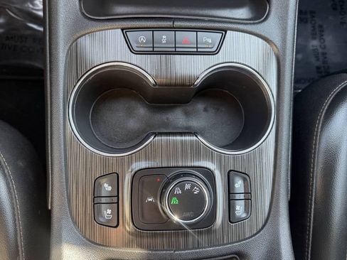 Used 2022 GMC Acadia SLT w/ Preferred Package AWD/4WD image 18