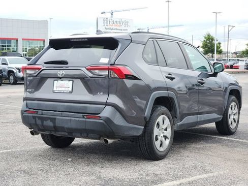 Used 2019 Toyota RAV4 LE FWD image 4
