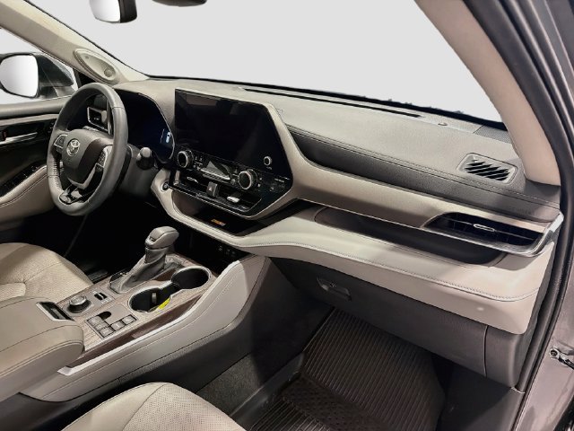 Used 2024 Toyota Highlander Limited AWD/4WD image 25