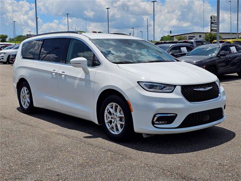 Used 2022 Chrysler Pacifica Touring-L FWD image 5