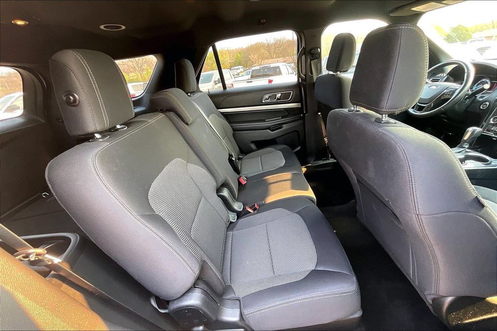 Used 2018 Ford Explorer XLT w/ Equipment Group 201A FWD image 25