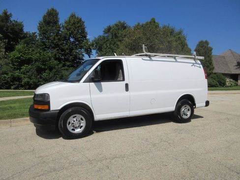 Used 2019 Chevrolet Express 2500 w/ Driver Convenience Package RWD image 3