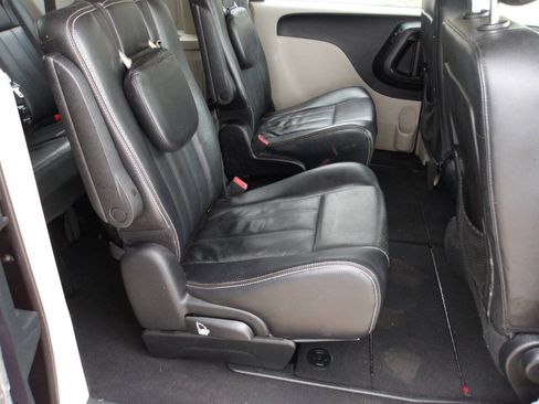 Used 2013 Chrysler Town & Country Touring FWD image 20