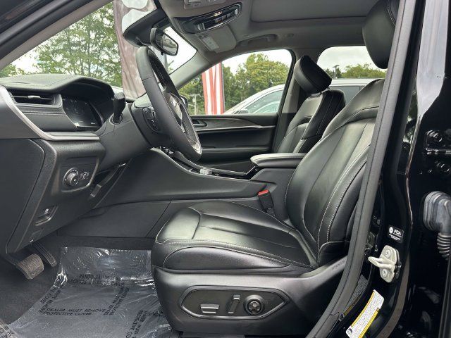 Used 2023 Jeep Grand Cherokee Limited AWD/4WD image 16