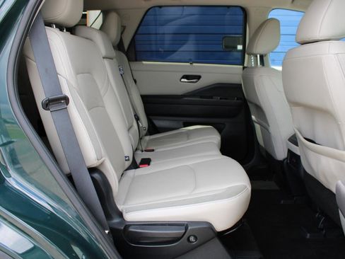 Used 2025 Nissan Pathfinder SL AWD/4WD image 46