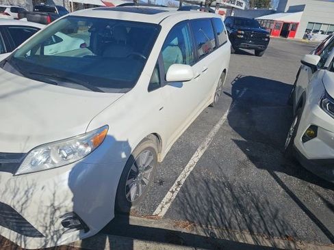 Used 2018 Toyota Sienna XLE w/ XLE Navigation Package image 3