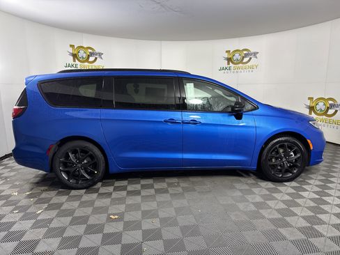 New 2026 Chrysler Pacifica Select w/ S Appearance Package image 8