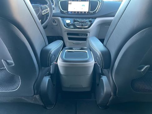 Used 2023 Chrysler Pacifica Touring-L image 20