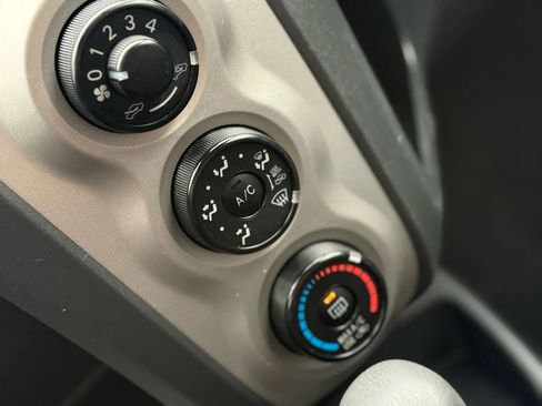 Used 2010 Toyota Yaris 2-Door Hatchback image 26