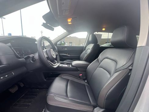Used 2025 Nissan Pathfinder SL AWD/4WD image 9