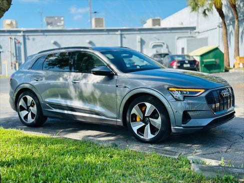 Used 2022 Audi e-tron Premium Plus w/ Premium Plus Package image 11