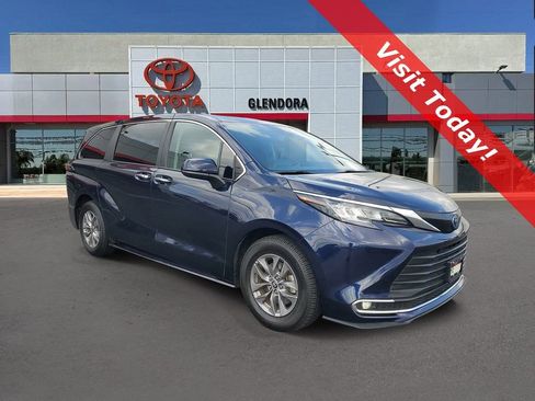 Used 2022 Toyota Sienna XLE image 1
