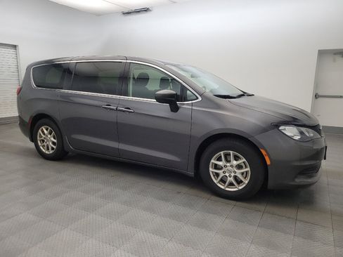 Used 2022 Chrysler Voyager LX FWD image 11