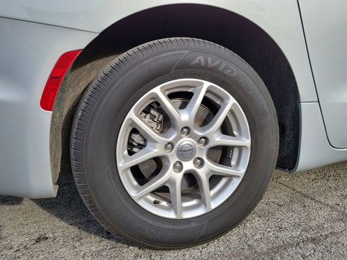 Used 2024 Chrysler Pacifica Touring-L FWD image 5