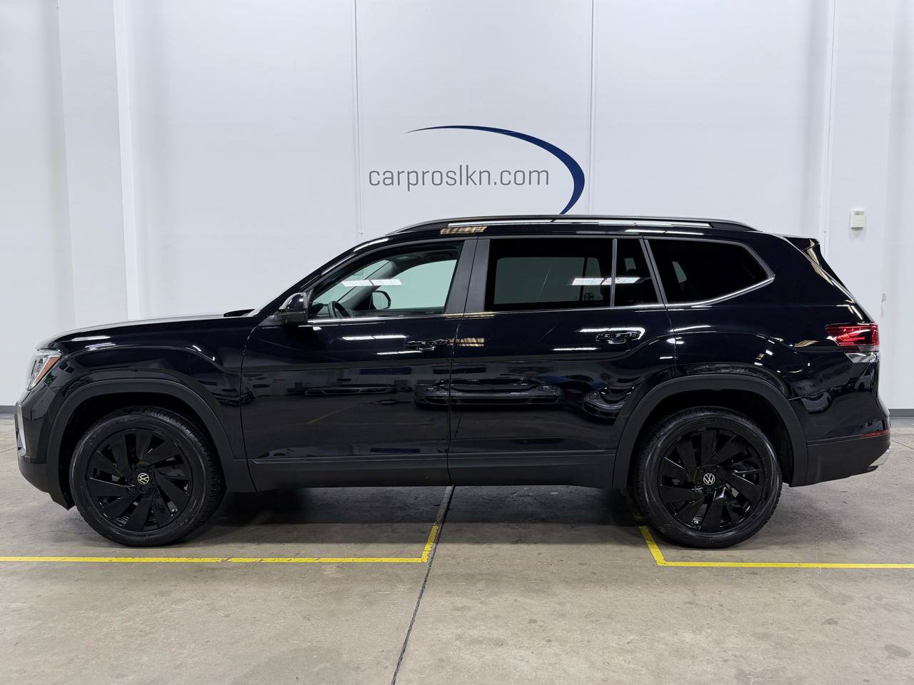 Used 2024 Volkswagen Atlas SE w/ Black Wheel Package AWD/4WD image 4