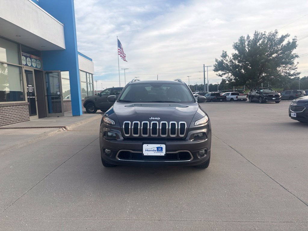 Used 2017 Jeep Cherokee Limited AWD/4WD image 2