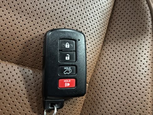 Used 2017 Toyota Highlander Limited Platinum AWD/4WD image 21