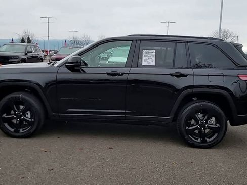 New 2025 Jeep Grand Cherokee Altitude image 5