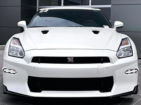 Used 2024 Nissan GT-R Premium w/ Premium Interior Package AWD/4WD image 2