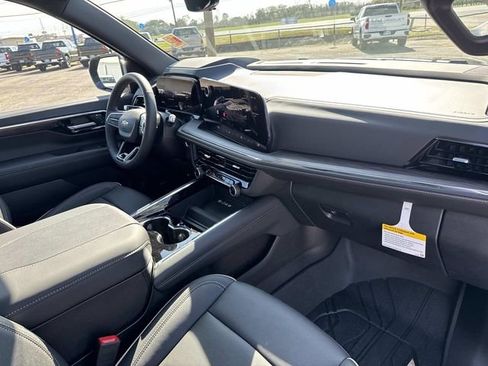 New 2026 Chevrolet Suburban Premier image 32