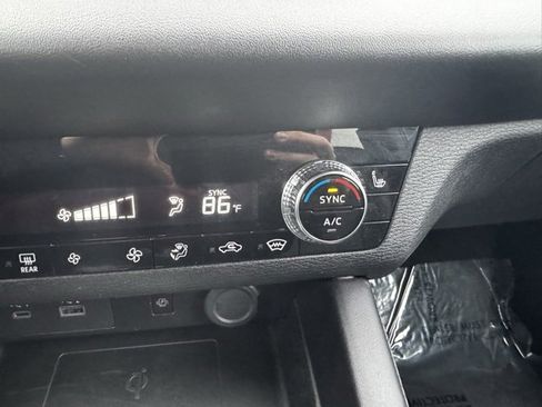 Used 2024 Mitsubishi Outlander SE image 13