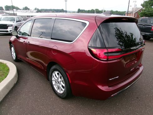 Used 2023 Chrysler Pacifica Touring-L FWD image 4