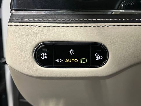 Used 2022 Bentley Flying Spur V8 image 11