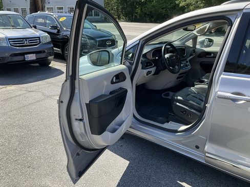 Used 2017 Chrysler Pacifica Touring-L FWD image 20