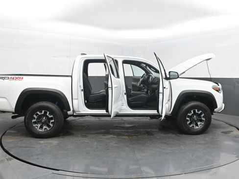 Used 2022 Toyota Tacoma TRD Off-Road w/ Technology Package AWD/4WD image 40