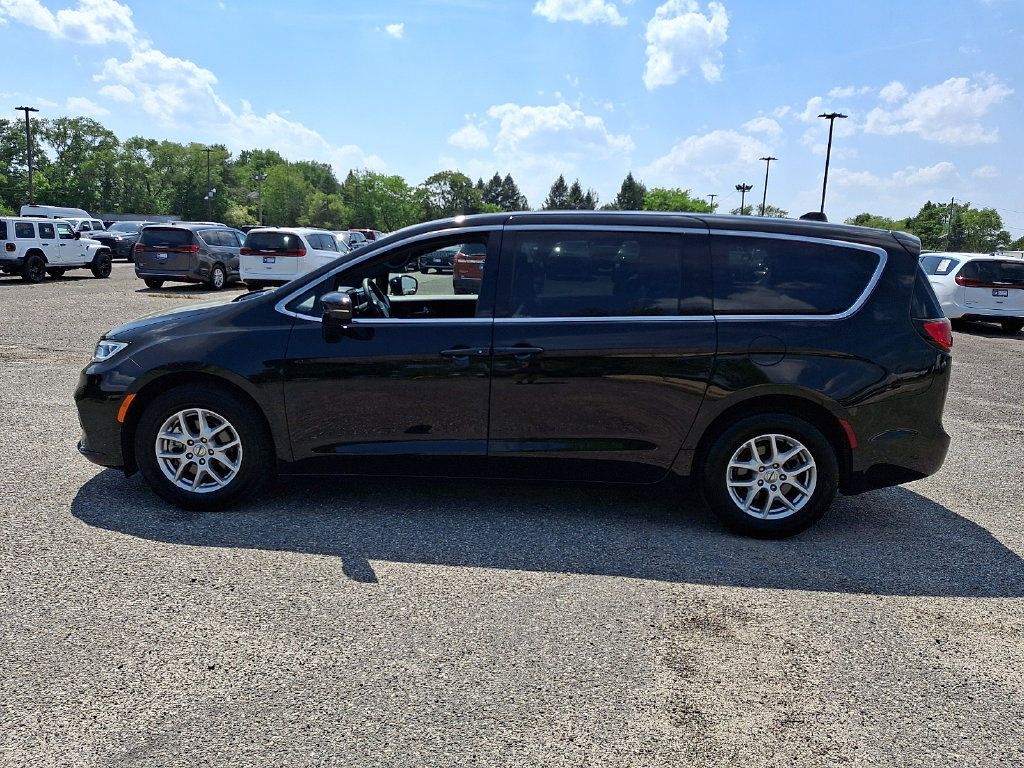 Used 2025 Chrysler Pacifica Select FWD image 7