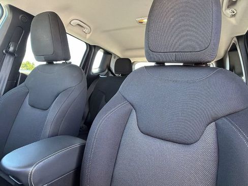Used 2023 Jeep Renegade Latitude AWD/4WD image 11